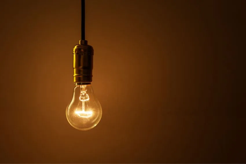 Canal Solar - ANEEL mantém bandeira vermelha 2 em setembro e conta de luz seguirá mais cara