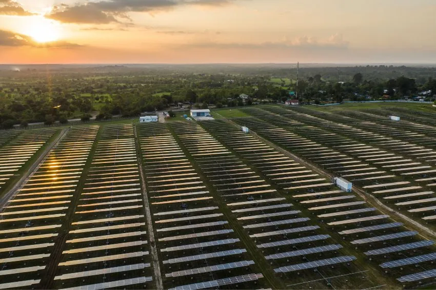Guia técnico reúne boas práticas para garantir segurança e eficiência em usinas solares de grande porte