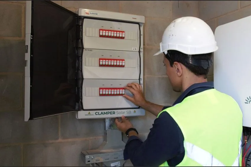 E-book da CLAMPER apresenta estratégias para proteger sistemas fotovoltaicos