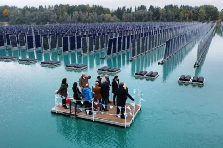 Alemanha inaugura usina solar flutuante vertical pioneira
