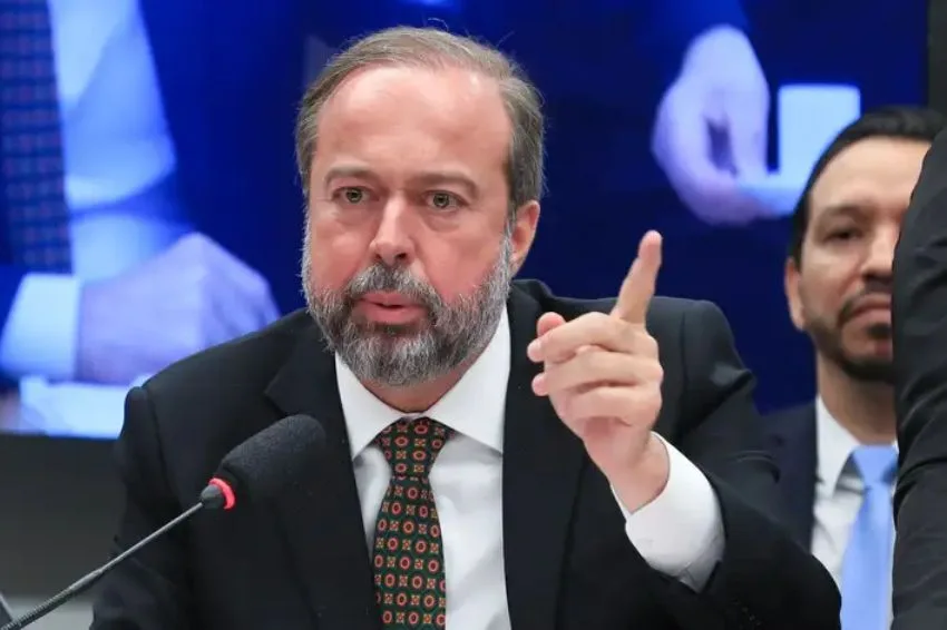 Brasil fará 1º leilão de baterias em dezembro, diz MME