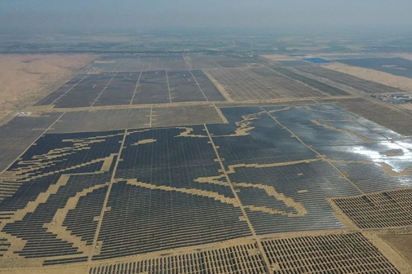 China constrói “Grande Muralha Solar” em deserto com energia limpa e reflorestamento