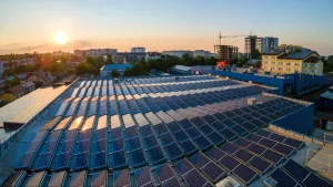 diversos receptores de energia solar em cima de telhado, configurando um projeto fotovoltaico