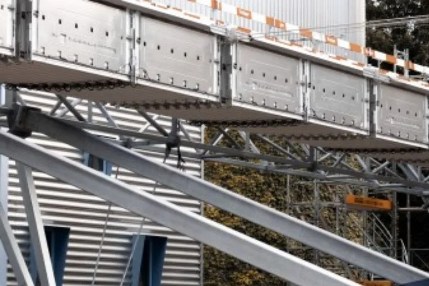 Suíça inaugura maior telhado solar dobrável do mundo e transforma estação de tratamento em usina de energia