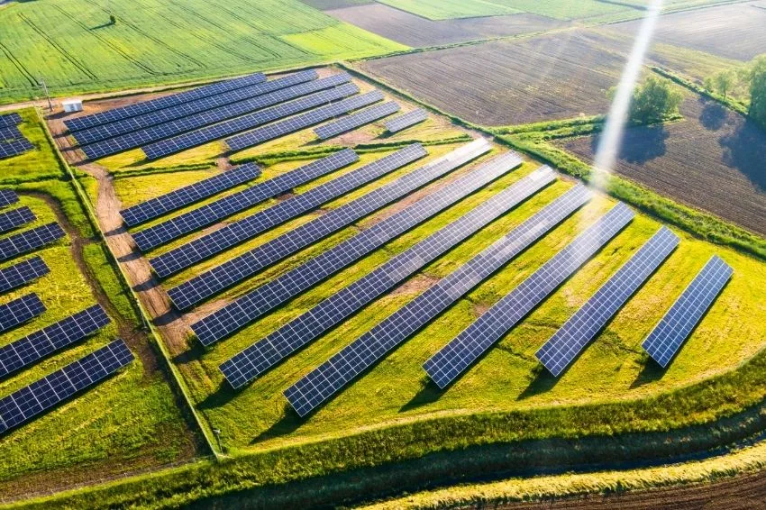 Canal Solar - Renováveis podem acrescentar R$ 465 bilhões ao PIB se bem direcionadas, diz Itaú