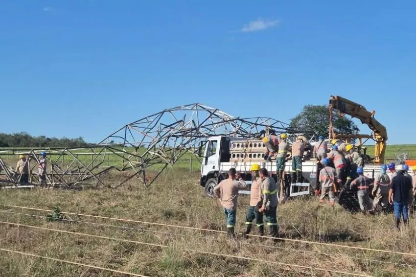Canal Solar - Sete torres de energia caem após forte vendaval no interior de MG