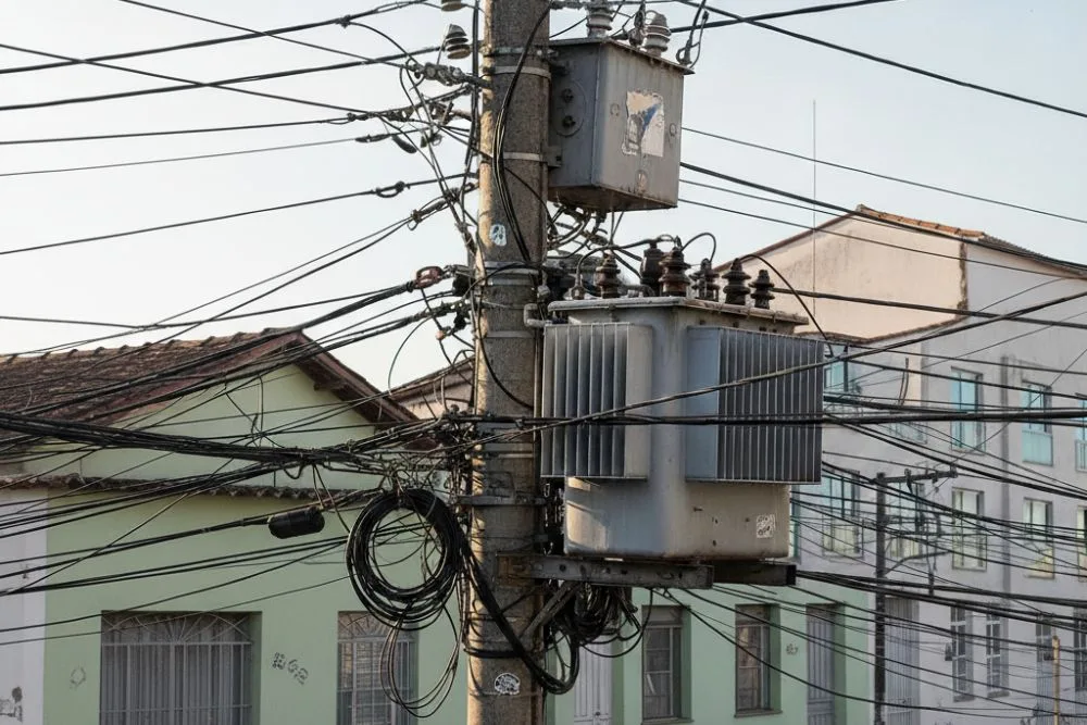 Cemig é condenada a indenizar consumidora que sofreu 14 interrupções de energia em um ano