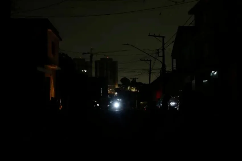 Canal Solar - Crise na Enel extrapola apagão com cobranças por intervenção, multas e prisão