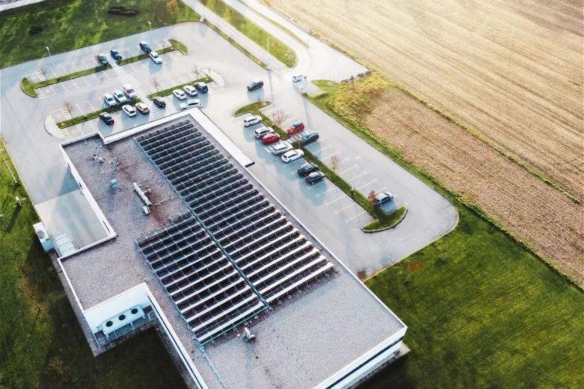 Energia solar de uso empresarial dispara e já soma mais de 217 mil novas adesões