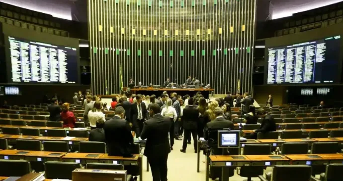 Canal Solar - Congresso adia análise da MP da reforma do setor elétrico
