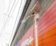 Comunidade em Guarulhos (SP) recebe instalação de postes de energia solar