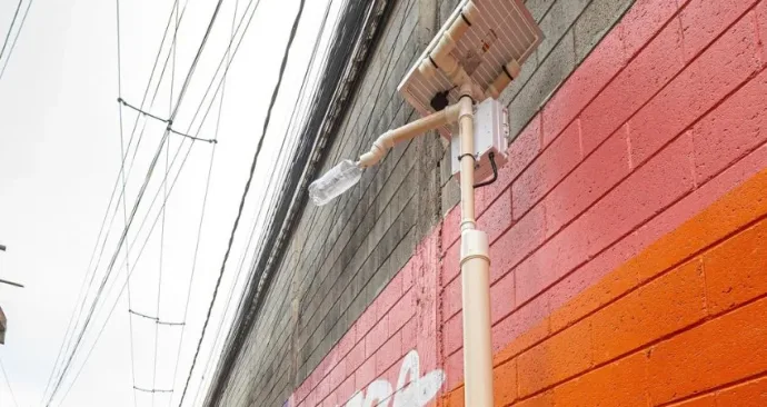 Comunidade em Guarulhos (SP) recebe instalação de postes de energia solar