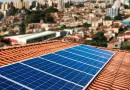 Telhado de uma residência com uma cidade ao fundo