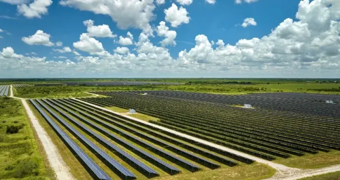 Imagem aérea de fazenda solar.