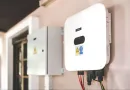 inversor solar preso à parede