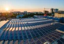 diversos receptores de energia solar em cima de telhado, configurando um projeto fotovoltaico
